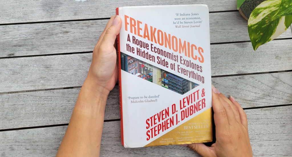 The front cover of Freakonomics: A Rogue Economist Explores the Hidden Side of Everything by Steven D. Levitt and Stephen J. Dubner