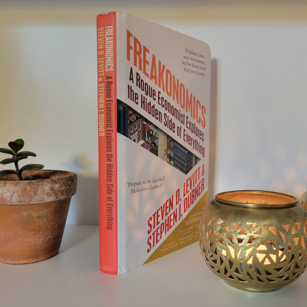 The front cover and spine of Freakonomics: A Rogue Economist Explores the Hidden Side of Everything by Steven D. Levitt and Stephen J. Dubner