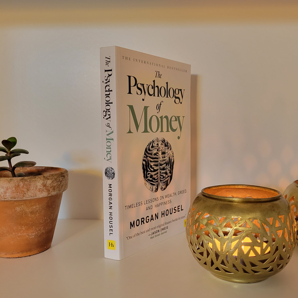 The front cover and spine of The Psychology of Money by Morgan Housel