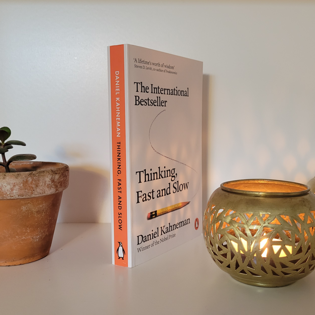 The front cover and spine of Thinking, Fast and Slow by Daniel Kahneman